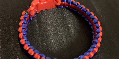 Гривна макраме с карабина с два цвята