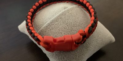 Гривна макраме от черно и червен цвят плетка за ръка до 5 см