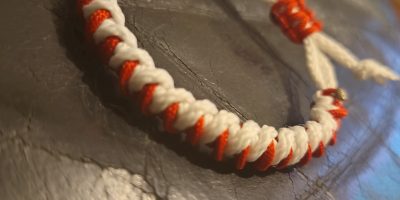 Ръчно изработена гривна от плетени нишки - червено и бяло