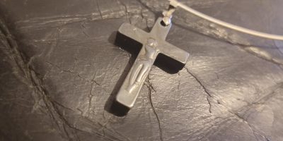 Сребърно колие с кръстче - класическа елегантност