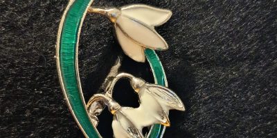 Елегантна брошка "Пролетни кокичета"