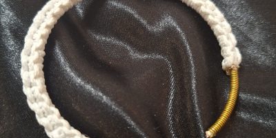 Ръчно изработена бохо гривна "Бяла хармония" със златисти акценти